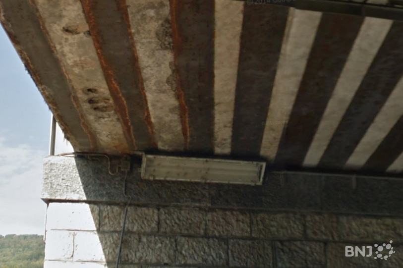 Plusieurs morceaux de béton se sont déjà détachés. (Photo: Google Maps)