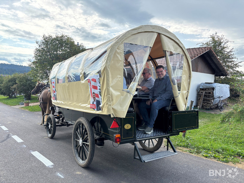 Le PCSI a emmené ses candidats en campagne, dont Damien Chappuis aux Franches-Montagnes, avec notamment une balade en char attelé.
