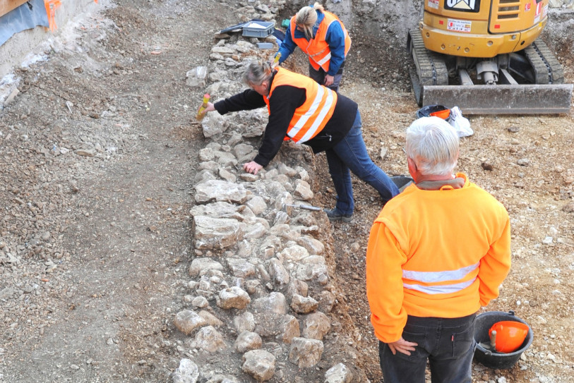 Une partie d'un mur de la villa romaine découverte sur le chantier du Théâtre du Jura, à Delémont (photos: archéologie cantonale).