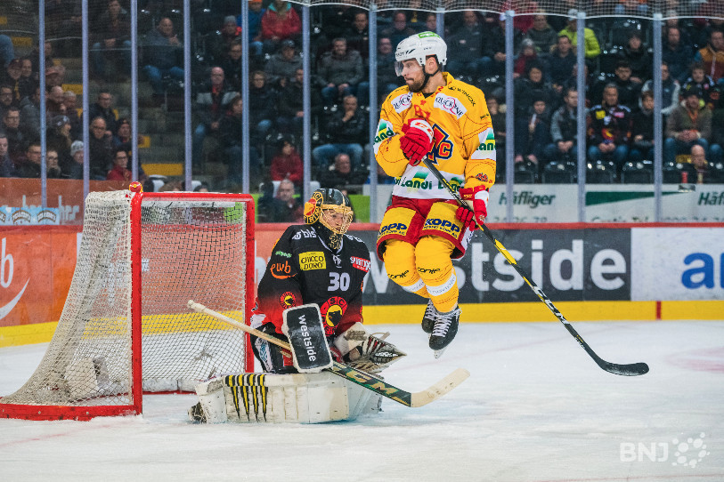 Marco Pedretti et les attaquants biennois n'ont pas été assez dangereux devant Leonardo Genoni. (photo : Jonathan Vallat).