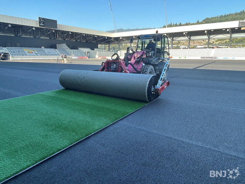 La conseillère municipale biennoise Lena Frank s’est mise aux commandes pour dérouler le revêtement synthétique.