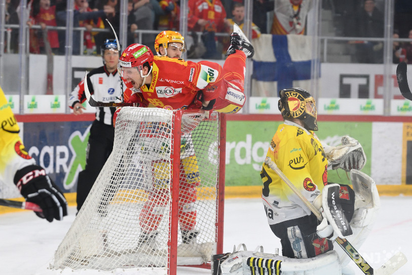 Damien Brunner hystérique sur le but de Leonardo Genoni après avoir égalisé à 2-2 pour arracher la prolongation. (Photo : Georges Henz).