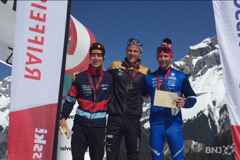 Ilan Pittier sur la première marche du podium après avoir décroché la médaille d'or lors du sprint classique vendredi à Engelberg. (photo Matthias Vauthier)