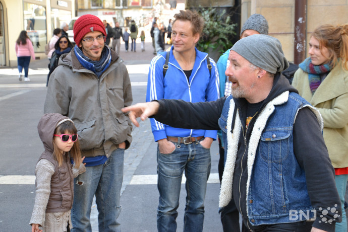 Manu Moser en pleine explication auprès des participants à un atelier sur les arts de rue.