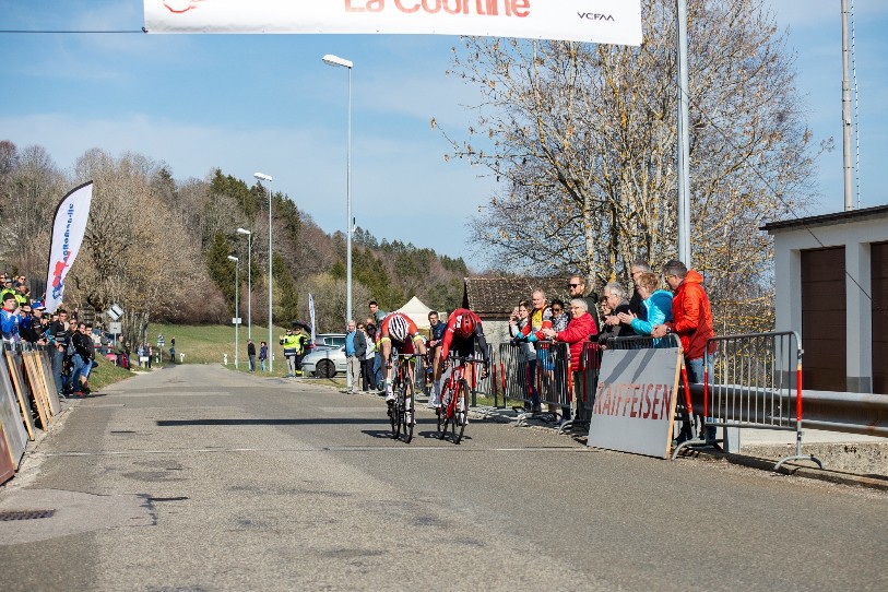 Deux cyclistes ont franchi la ligne d'arrivée du Grand Prix Crevoisier - Tour de la Courtine dans le même temps dimanche aux Genevez. (Photo: VCFM - Emilien Lanz)