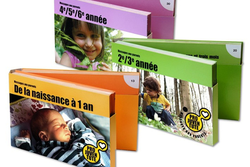 Les Messages aux parents se déclinent en trois coffrets contenant chacun plusieurs livrets.