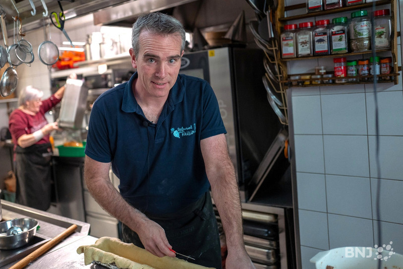 Nicolas Rondez nous invite à préparer un pâté chasseur.