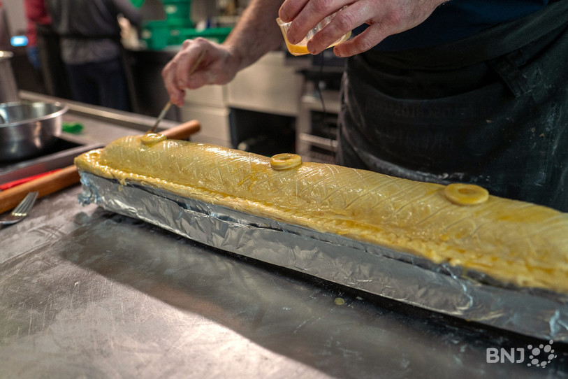 Il faut badigeonner la pâte avec de l'œuf pour dorer le pâté.