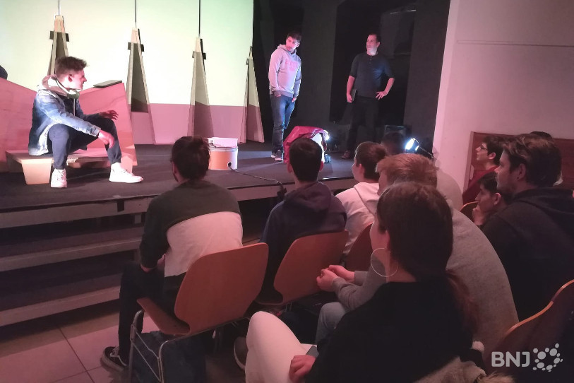 Les apprentis peuvent interrompre la pièce à tout moment pour remplacer un comédien.
