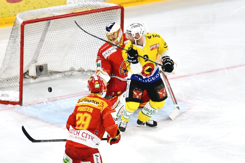Le Slovène Jan Mursak (en jaune) a marqué les deux buts du CP Berne du match (photos: archives, Georges Henz).