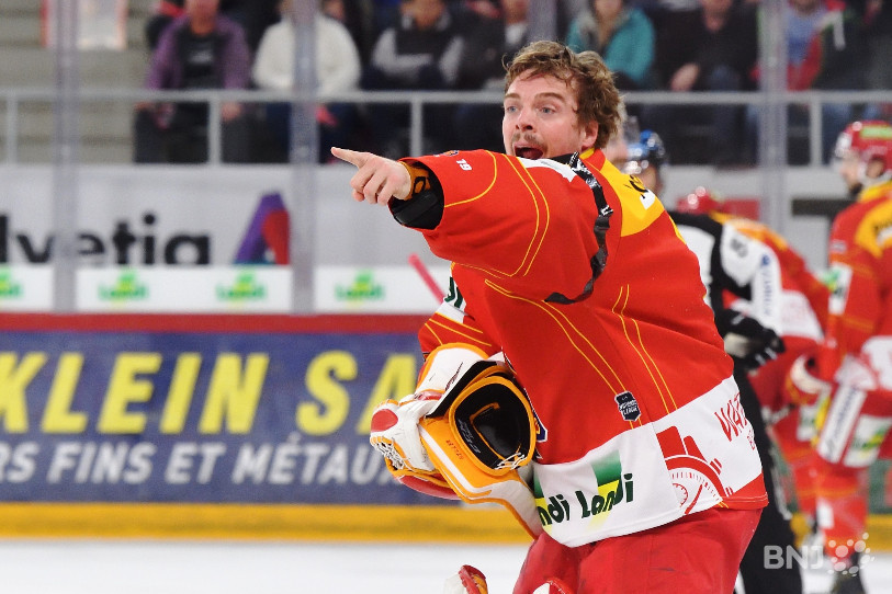 Le gardien biennois Jonas Hiller a contesté l'ouverture du score du CP Berne, en vain.