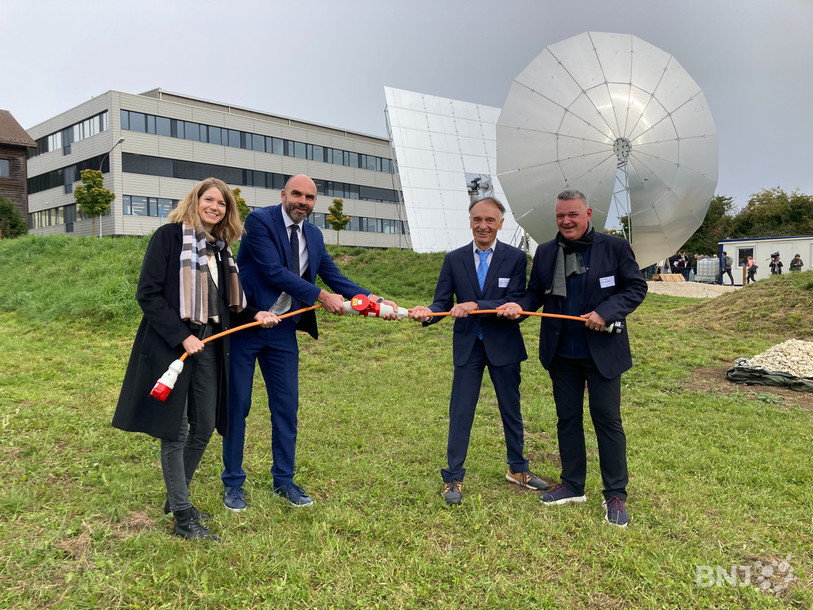 De gauche à droite: Ilinka Guyot, conseillère communale à La Chaux-de-Fonds, Laurent Favre, conseiller d'Etat, Gilles Flamant, directeur de recherche émérite au CRNS, et Raphaël Broye, CEO de Panatere réunis pour couper un ruban un peu particulier vendredi. 