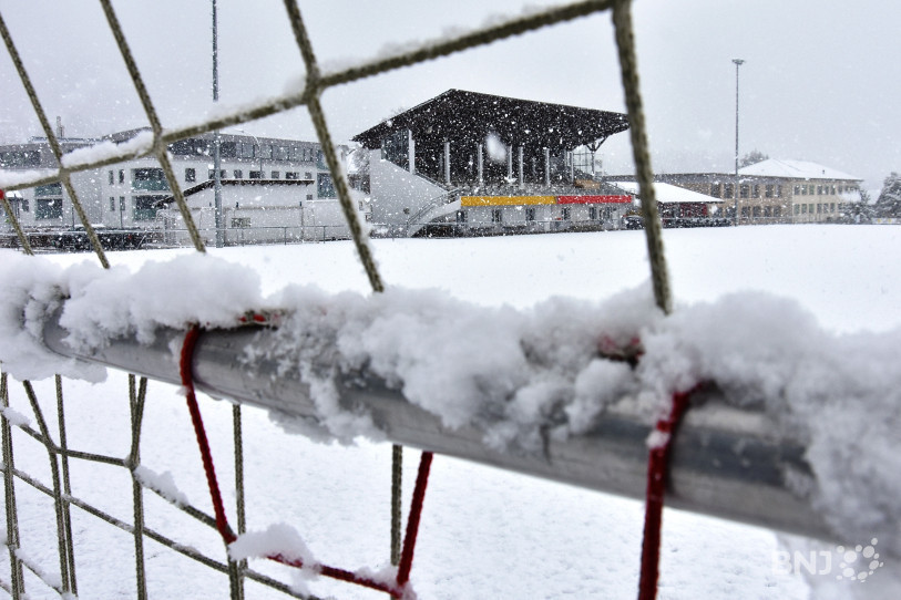 La neige recouvre l'Allianz Suisse Stadium de Tramelan.