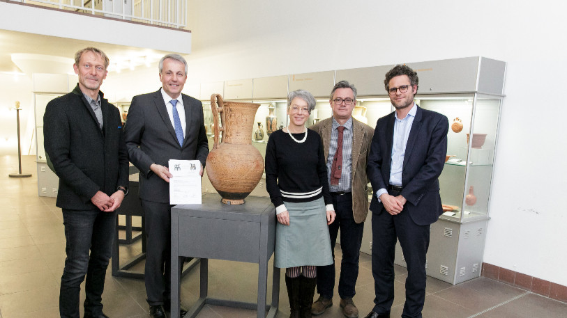 Les signataires de la charte pour l’extension du réseau IRON AGE EUROPE, de g. à dr. : Marc-Antoine Kaeser (directeur du Laténium), Wolfgang David (directeur général du Musée archéologique de Francfort), Ina Hartwig (magistrate en charge de la culture au gouvernement de Francfort), Vincent Guichard (directeur général de Bibracte), et Lionel Pernet (directeur du Musée cantonal d’archéologie et d’histoire de Lausanne). Photo : Stefanie Kösling.