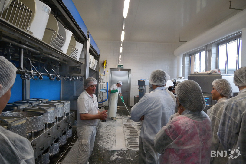 Les responsables de la Fondation Rurale Interjurassienne et de PROJAB ont présenté leurs chiffres aux médias à la fromagerie des Reussilles, qui transforme et vend des produits biologiques.