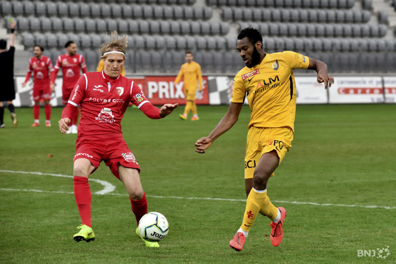 Jan Brechbühl (ici en rouge face aux SR Delémont) a été le buteur du FC Bienne mercredi soir.