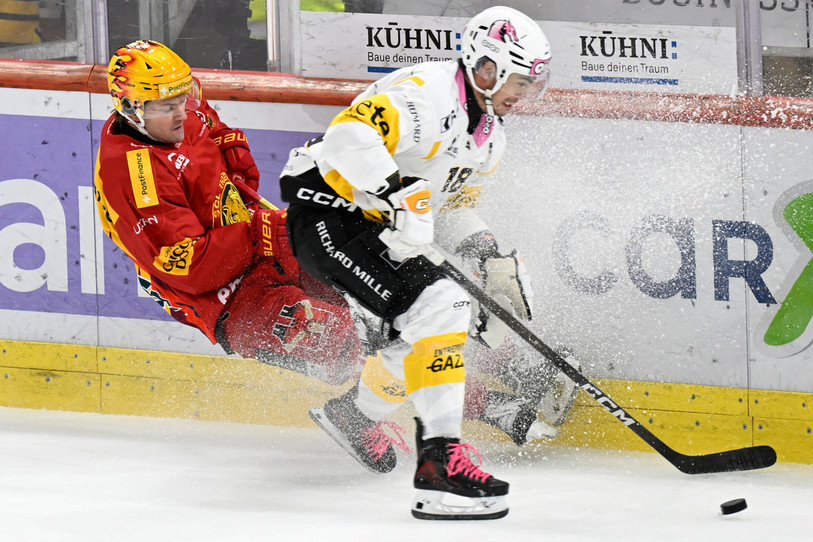 Le Jurassien Bastien Pouilly aux prises avec le TopScorer de Langnau Dario Rohrbach. (photo : KEYSTONE/Marcel Bieri)
