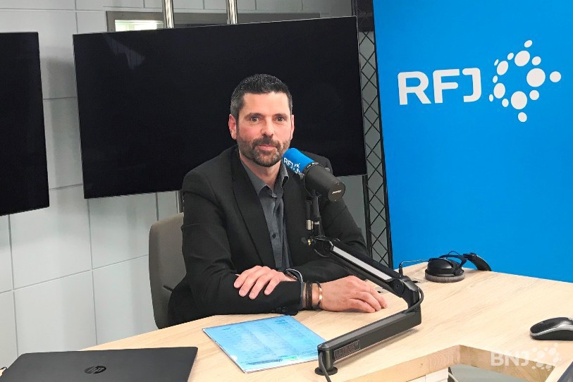 Sébastien Lovis, président par intérim de l'organisation du Critérium jurassien, dans les locaux de RFJ.