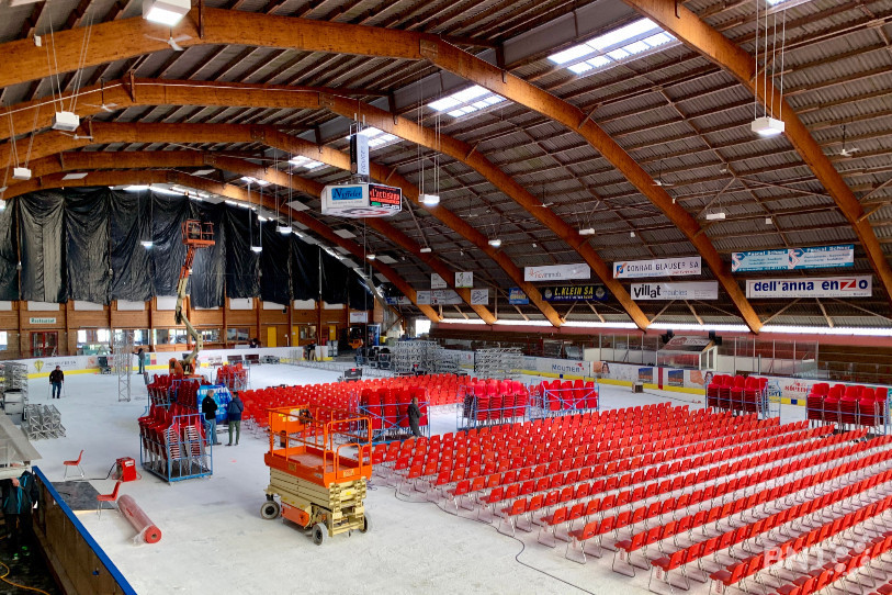 L'intérieur de la patinoire de Moutier qui accueillera le concert d'I Muvrini sera entouré de rideaux.