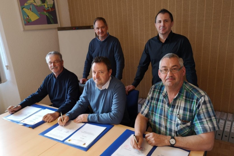 Derrière, de gauche à droite : Michel Beuret (secrétaire de La Chaux-des-Breuleux), Pascal Faivet (secrétaire des Breuleux). Devant, de gauche à droite : Michel Aubry (maire de La Chaux-des-Breuleux), Christophe Riat (Délégué aux affaires communales), Renaud Baume (maire des Breuleux).