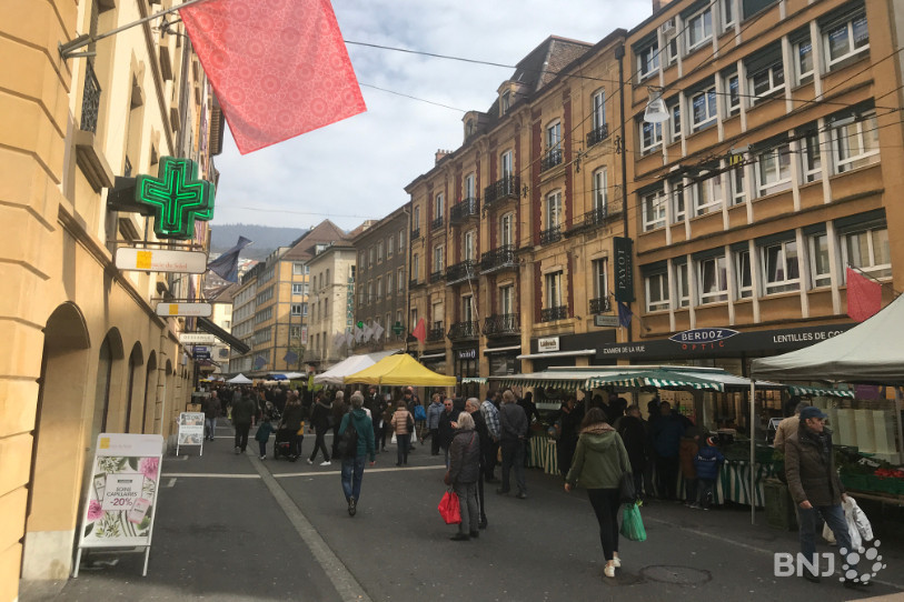 Les maraîchers ont installé leurs étals sur la rue du Seyon. 