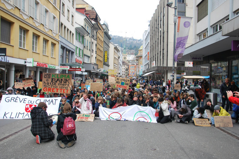 A la rue de Nidau, les manifestants ont fermé les yeux, un moyen de dénoncer l'inaction des politiques face au climat.