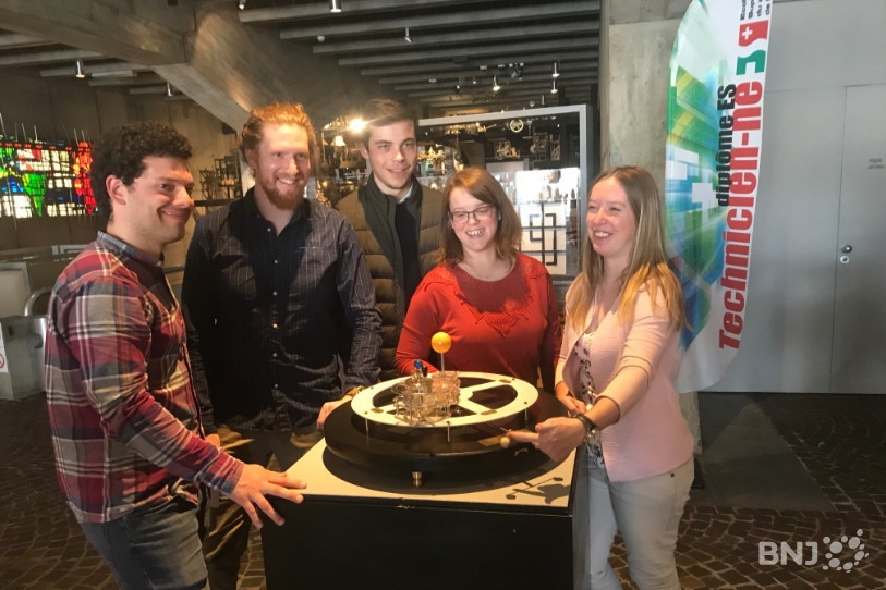 Cinq étudiants ont participé à la création de ce planétaire mécanique.