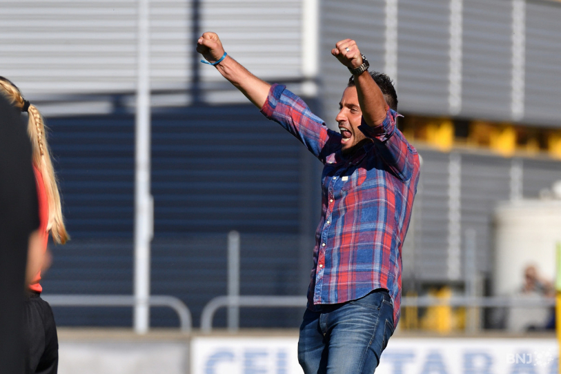Anthony Sirufo ne cesse de bouger devant son banc durant un match de football.