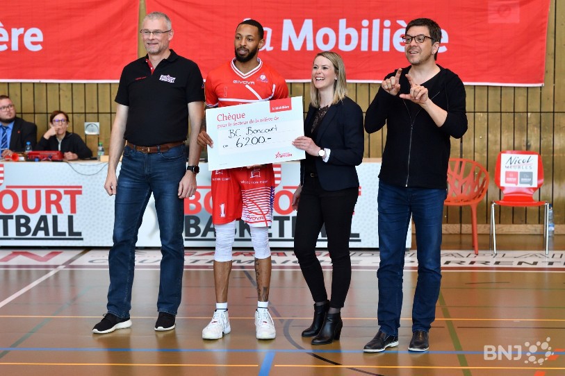 Le nouveau «Topscorer Mobilière» Zach Lewis s'est vu remettre son prix des mains de Marianne Chapuis. (Photo: Georges Henz)