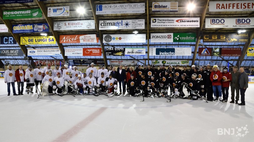 Les acteurs de cette rencontre de gala ont posé une dernière fois sur la glace du Voyeboeuf. (Photo: Georges Henz)