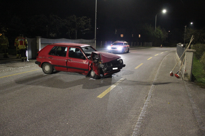 Un automobiliste a heurté un mur de clôture samedi soir. (Photo : police cantonale jurassienne)