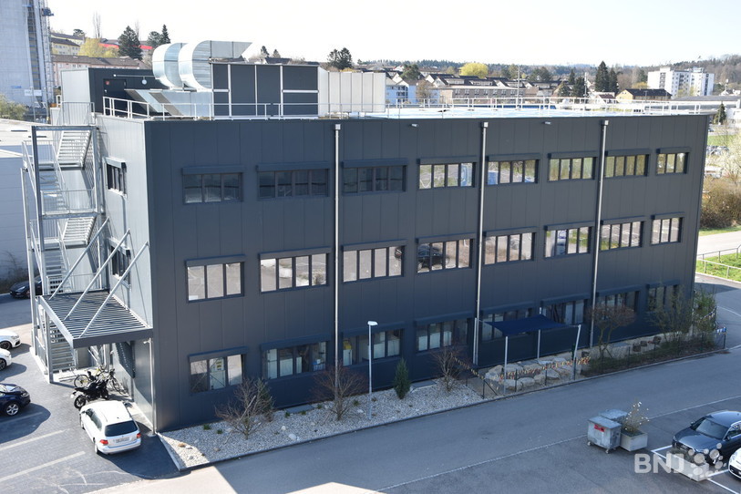 Le bâtiment supplémentaire se trouve juste à côté de l'actuel.