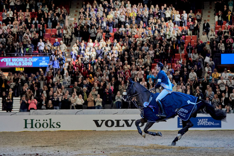 Steve Guerdat et Alamo lors du tour d'honneur réservé aux vainqueurs dimanche à Göteborg (photo : FEI/Liz Gregg).