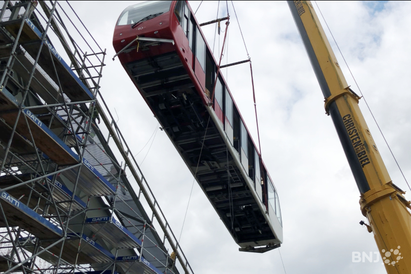 Un des wagons du Funi Macolin dans le ciel de Bienne ce lundi.