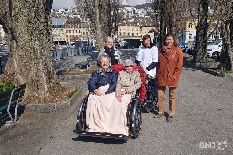 Les deux conseillères communales de Neuchâtel Anne-François Loup et Christine Gaillard entourent une bénévole du projet « À vélo sans âge » et deux résidentes de homes neuchâtelois.