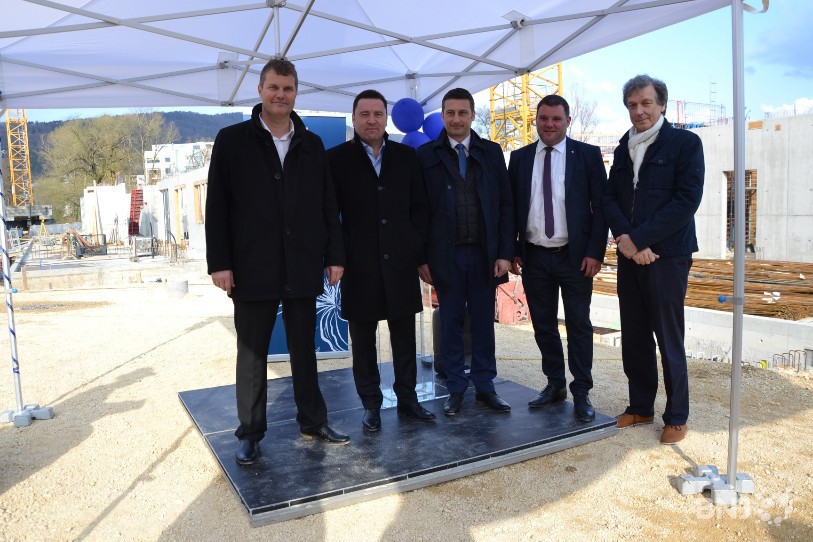 Joël Bindit, directeur de La Jardinerie, Nicolas Crognaletti, directeur de la division romande de Tertianum, Jacques Gerber, ministre jurassien de la santé, Damien Chappuis, maire de Delémont et Sylvain Pelletier, membre de la direction de la Compagnie des parcs.