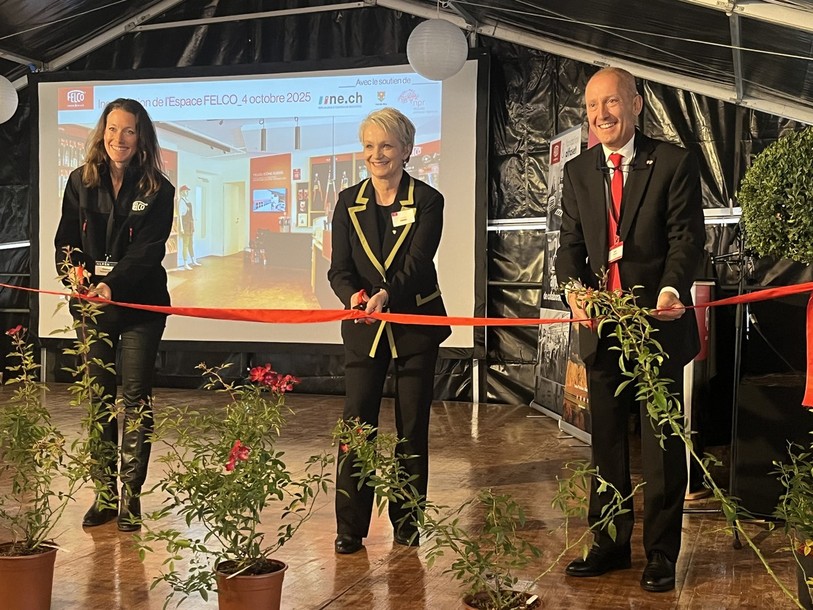 L'entreprise Felco a fêté son 80ème anniversaire ce samedi matin. (de g. à d. Christelle Francis-Flisch, petite fille du créateur du sécateur, Florence Nater, conseillère d'Etat et Nabil Francis, CEO de Felco).
