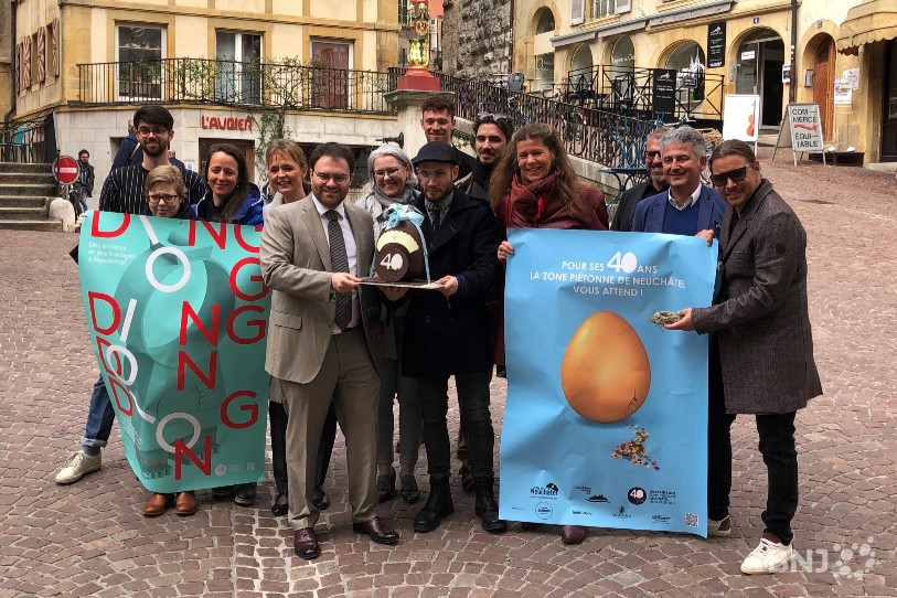 Commerçants et artistes ont été associés à la démarche, ici entouré du Conseil communal de Neuchâtel.