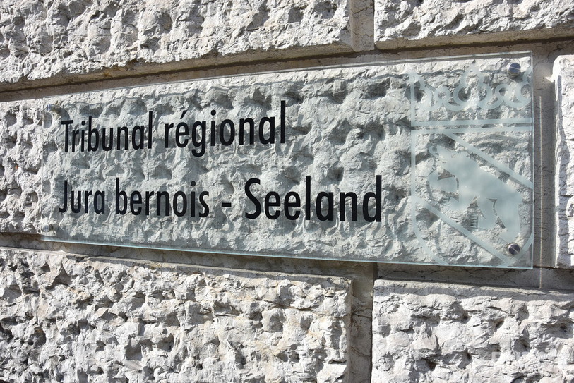 Le tribunal régional Jura bernois-Seeland a traité ce lundi de l'incendie qui s'était produit en 2017 à l'usine Tectri de Court. (Photo : archives).