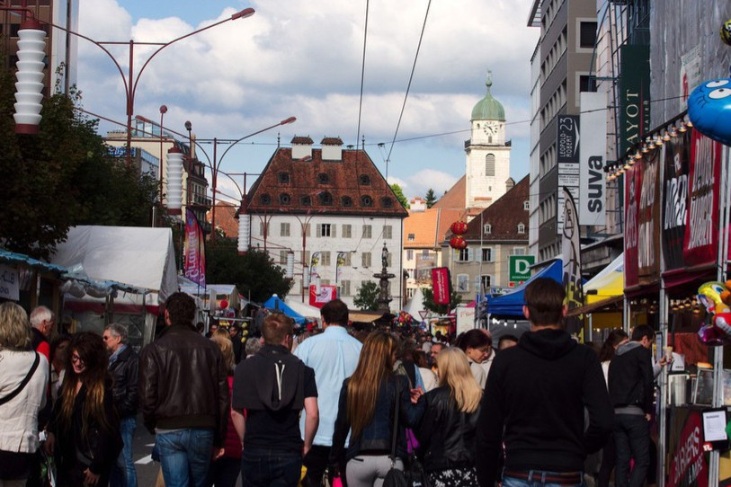 Les rues de La Chaux-de-Fonds vivront au rythme de la Braderie ce week-end. (Photo: archives)