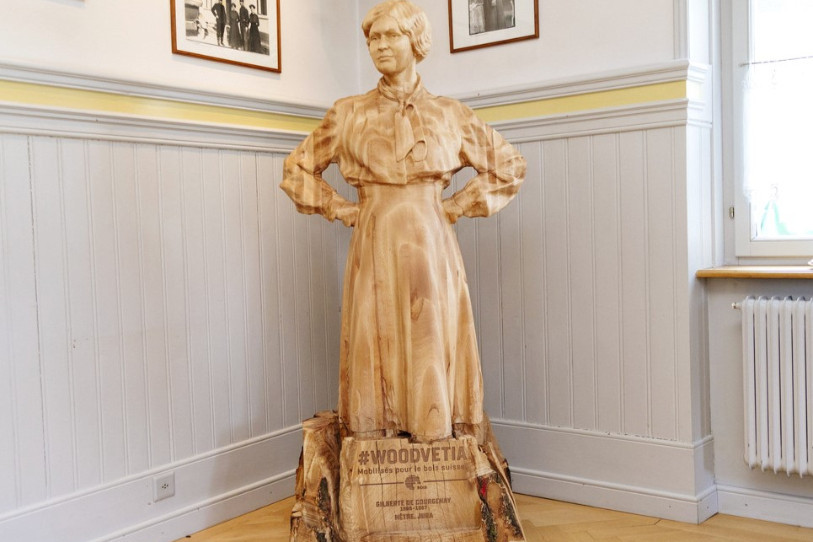 La statue de la Petite Gilberte a pris ses quartiers à Courgenay. Evidemment (photo RCJU).