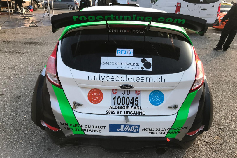 Bons joueurs, Jean-Marc Salomon et David Comment ont placé l'autocollant RFJ à l'arrière de leur bolide.