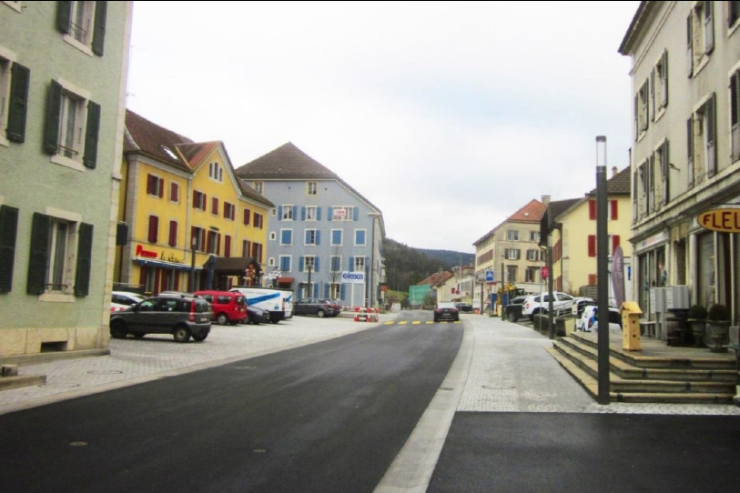 Le trottoir mixte réalisé dans le village de Travers a été récompensé. (Photo: Commune de Val-de-Travers).