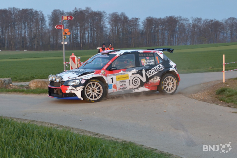 Ivan Ballinari dans ses oeuvres entre Vendlincourt et Alle (photo : Georges Henz).