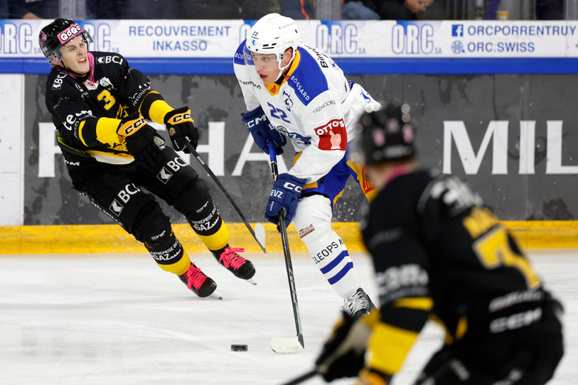Anttoni Honka et le HC Ajoie étaient un peu courts samedi face à l’armada offensive de Zoug, représentée ici par Nando Eggenberger. (Photo : KEYSTONE/Peter Klaunzer)