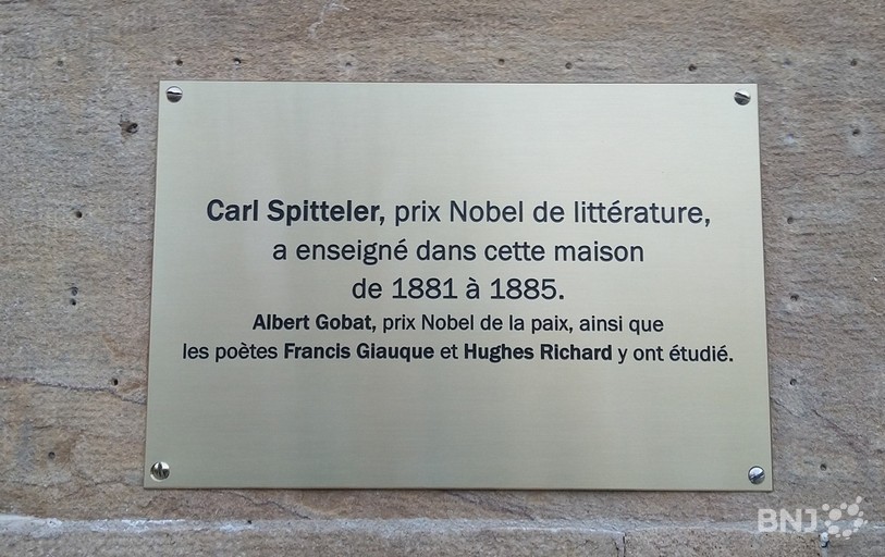 La plaque a été placée à l'entrée du bâtiment de la mairie, côté lac.