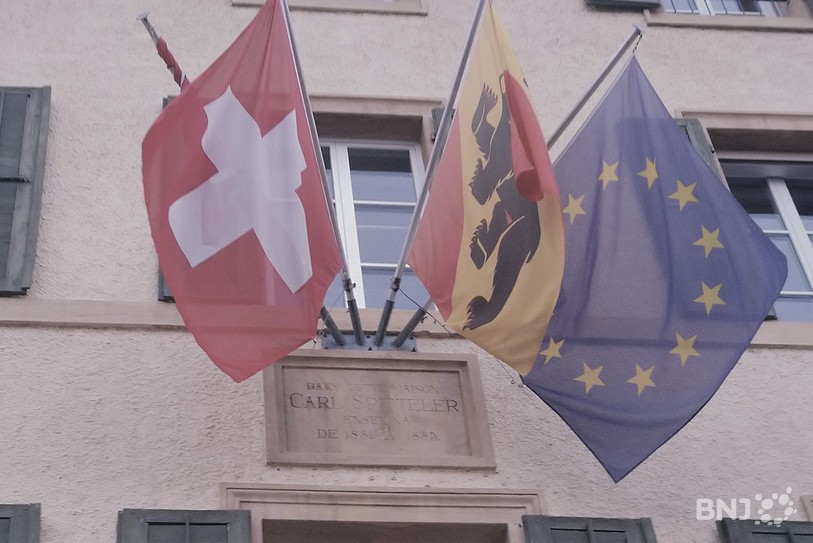 La première plaque commémorative est placée juste en-dessus de l'entrée de la mairie, côté lac également.