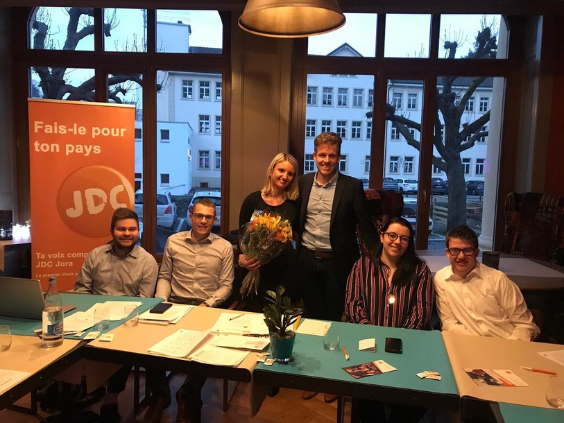 Anaïs Girardin (debout) a été remplacée à la tête des jeunes démocrates-chrétiens par François Monin (debout également). (Photo: JDC-Jura)