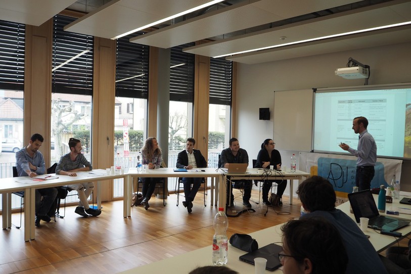 Les membres des jeunesses de partis ont notamment pris part à ces discussions. Ils étaient encadrés, dans leurs discussions, par des membres de l'ADJJ. (Photo: ADJJ)