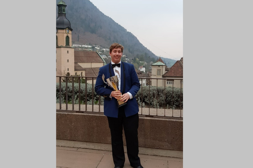 Nathan Siess avec son trophée. (Photo : Catherine Corbat)